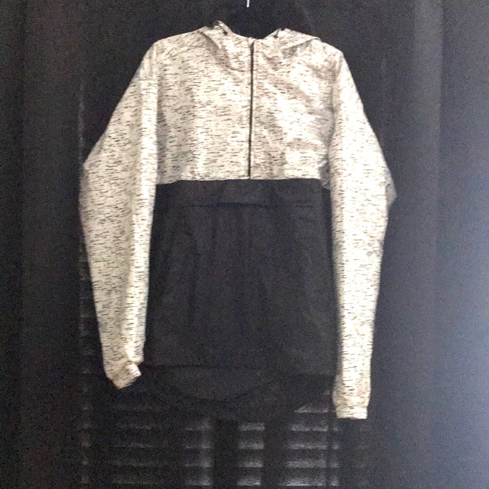 Men’s XL white and black windbreaker by Carbon